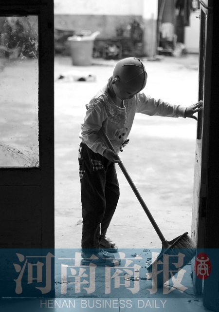 她很懂事，經(jīng)常幫助爸爸媽媽打掃衛(wèi)生