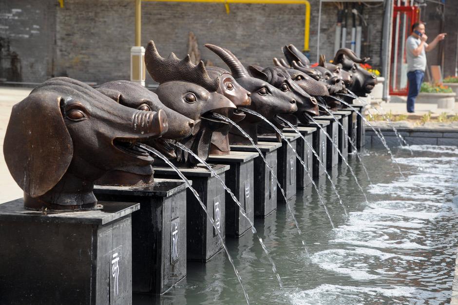 圖為十二獸首嘴里不停向外噴水。