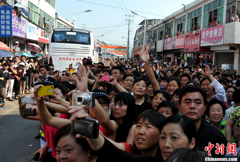 6月5日，一年一度的毛坦廠鎮(zhèn)“送考節(jié)”到來，70輛大巴車護(hù)送毛坦廠中學(xué)萬名考生安全赴考。