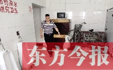 男廁中擺放的電視機、柜子、自行車等物品