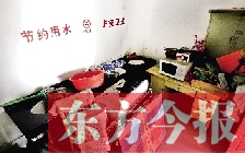 廁所進門中廳，擺放著灶臺、餐桌、床鋪等，乍一看像個客廳