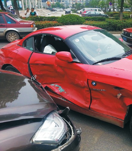 寶馬車(chē)門(mén)完全變形。