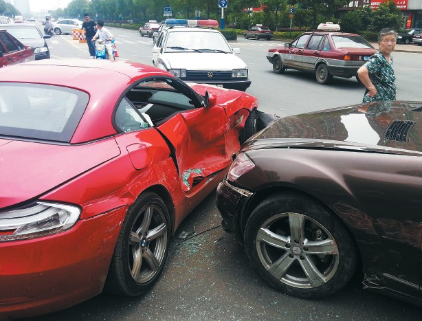 兩部?jī)r(jià)值百萬(wàn)左右的豪車(chē)在碰撞中損傷嚴(yán)重。謝德勝 記者金學(xué)永/攝