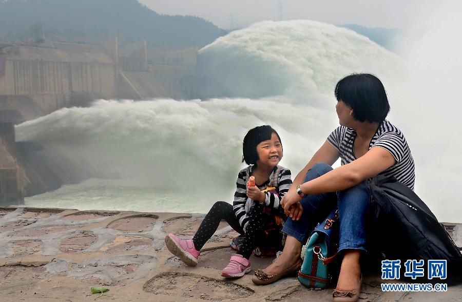 　6月22日，兩位游客在黃河小浪底景區(qū)內(nèi)歇息。