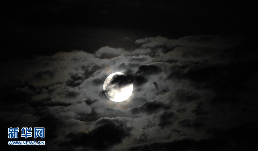 6月23日晚，一輪圓月高懸在海南省海口市上空。