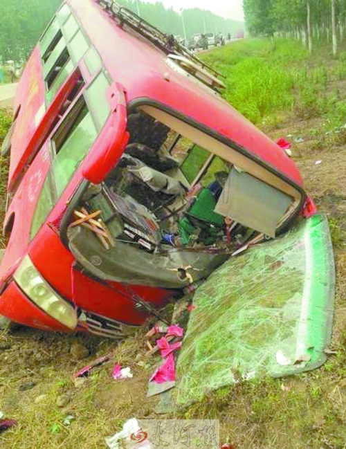 　扎進(jìn)溝里的中巴車，擋風(fēng)玻璃碎了一地。