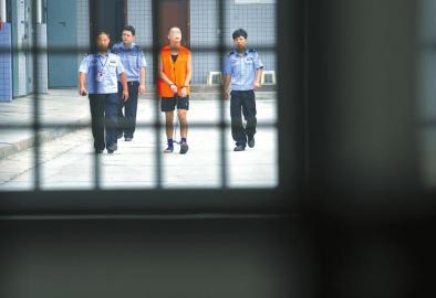 劉明前往家屬會見室和父母見最后一面。 吳小川 攝