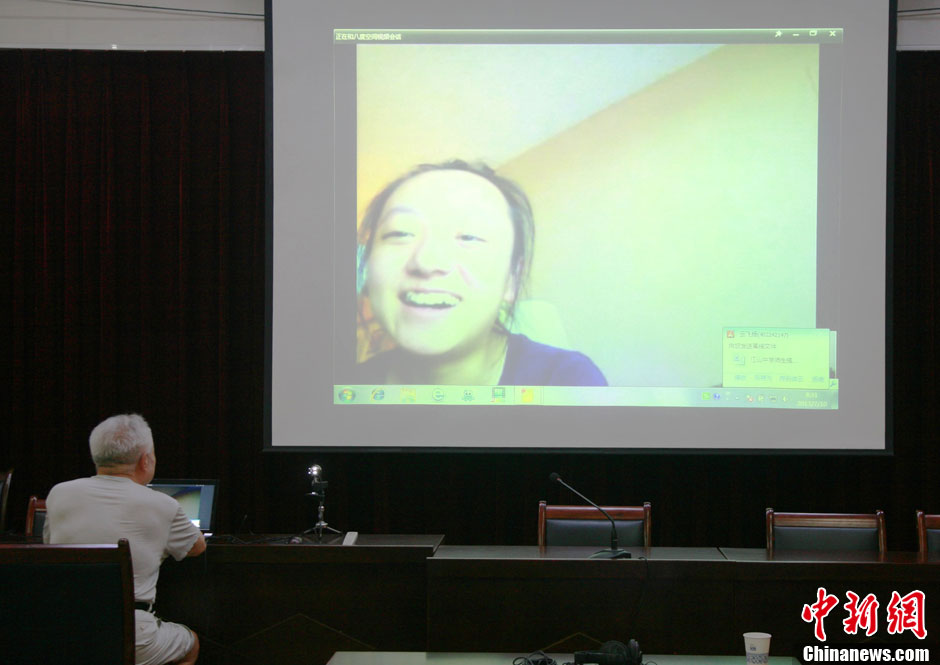 浙江江山韓亞空難親歷學(xué)生與國內(nèi)家長進(jìn)行視頻對話 中新社發(fā) 李晨韻/攝