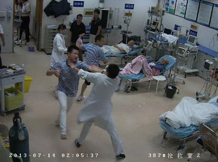 凌晨二點(diǎn):醉酒患者及同伴大鬧急診科 護(hù)士舍身遭重傷 其他危重病患無恙 凌晨二點(diǎn):醉酒患者及同伴大鬧急診科 護(hù)士舍身遭重傷 其他危重病患無恙