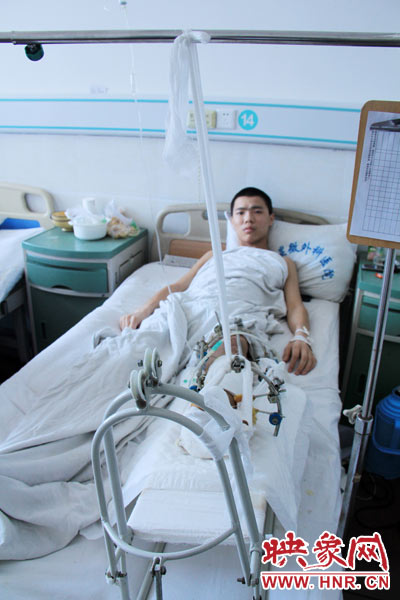 “如果有人肯幫我出4萬元的醫(yī)藥費，我愿意為他免費工作3年，多苦多累都行?！?月26日，躺在病床里上的