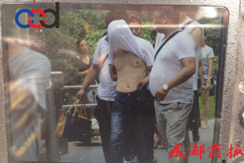 圖為事發(fā)現(xiàn)場，嫌疑人被警方控制。