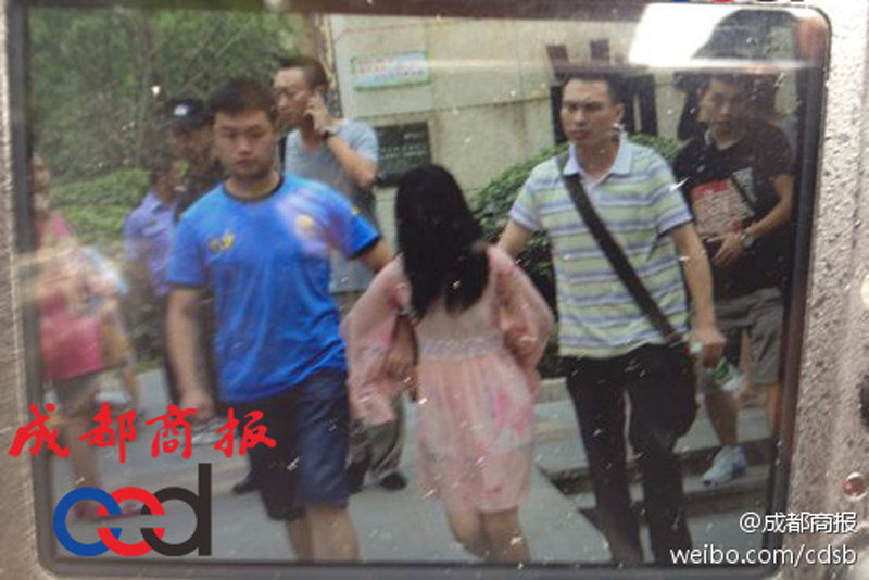 圖為事發(fā)現(xiàn)場，嫌疑人被警方控制。