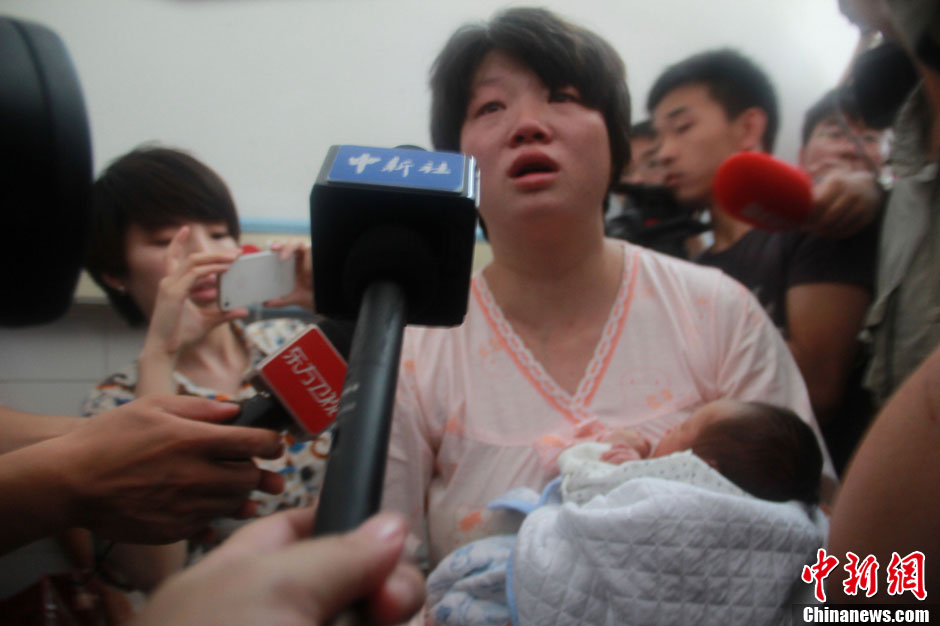 圖為獲救嬰兒母親接受中新社記者采訪。張一辰 攝