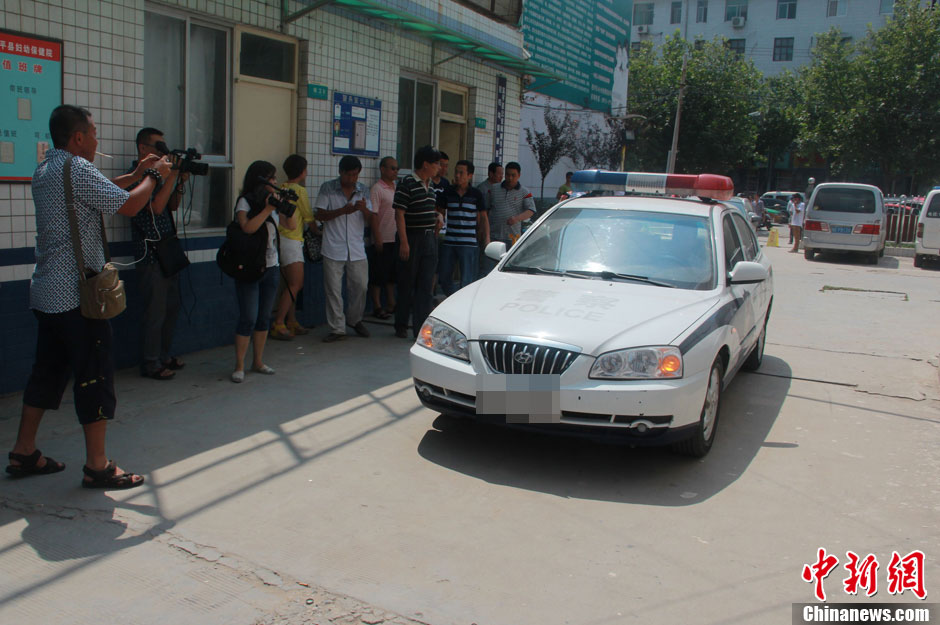 圖為護(hù)送獲救嬰兒的警察駛?cè)敫黄娇h婦幼保健院。張一辰 攝