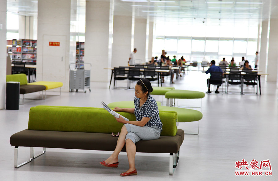 早上十點左右，已經(jīng)有不少讀者來管內(nèi)看書了。