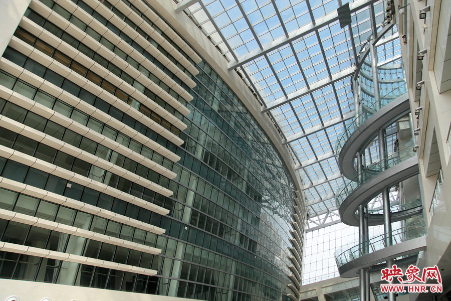 “全景天窗”帶來充足的自然光。