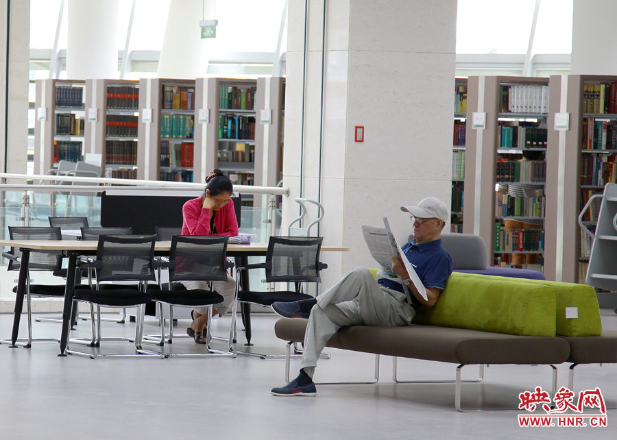 閱讀區(qū)有沙發(fā)，有桌椅，讓讀者有了更多的選擇。