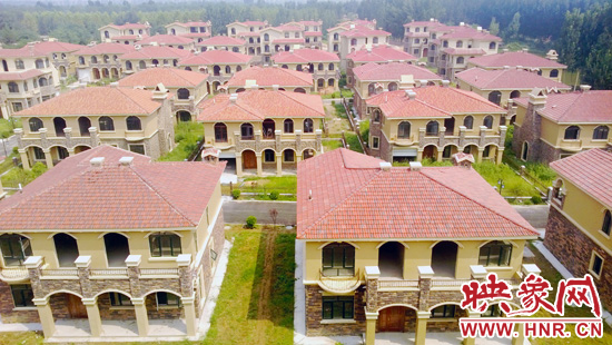 這里的別墅共計30多棟，有兩層的，也有三層的，主體、裝修都已經(jīng)完工