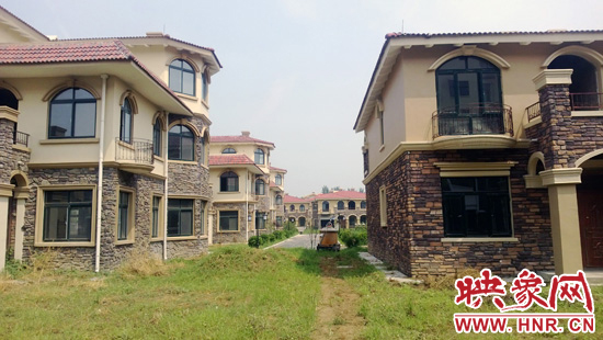 圖為別墅群內(nèi)正在進行最后的鋪路、綠化