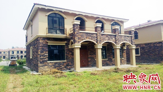 這里的別墅有兩層的，也有三層的，主體、裝修都已經(jīng)完工