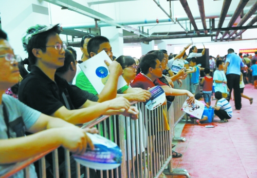 家長在休息區(qū)內張望著小孩 家長在休息區(qū)內張望著小孩