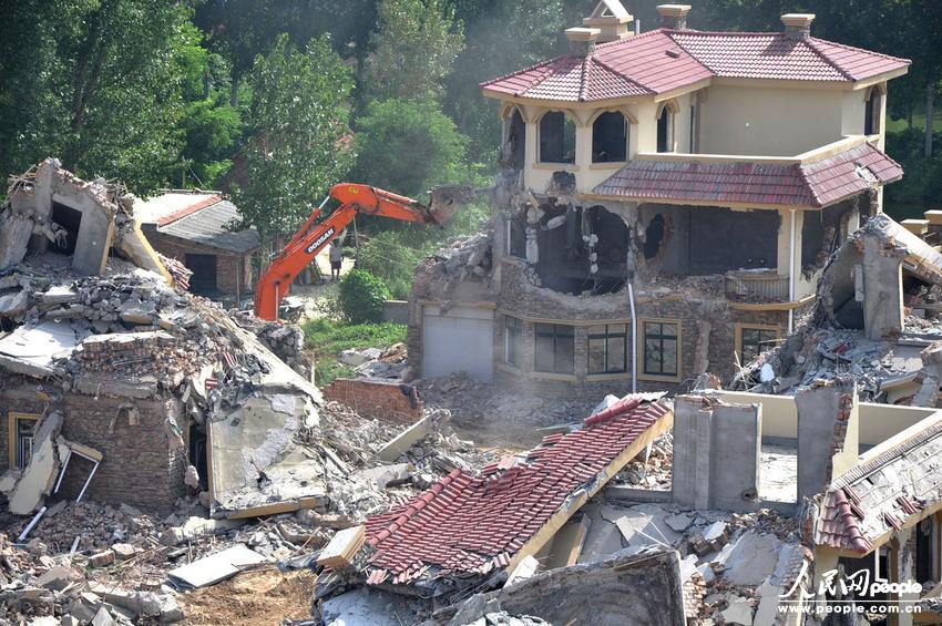 2013年8月18日，在黃河南岸鄭州市惠濟區(qū)花園口鎮(zhèn)申莊村，違規(guī)修建的別墅正在被拆除。張濤/東方IC