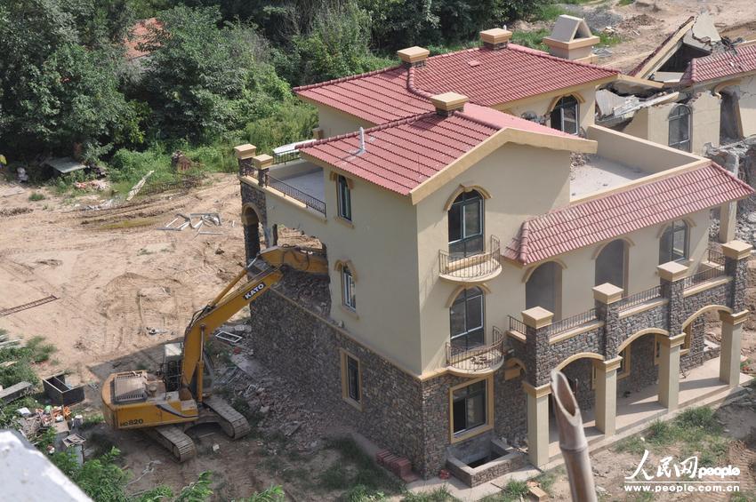 2013年8月18日，在黃河南岸鄭州市惠濟區(qū)花園口鎮(zhèn)申莊村，違規(guī)修建的別墅正在被拆除。張濤/東方IC