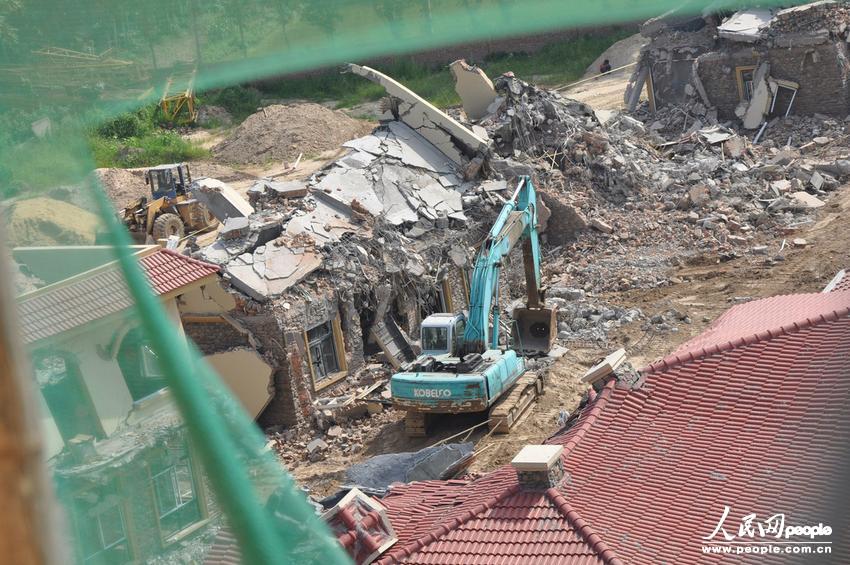 2013年8月18日，在黃河南岸鄭州市惠濟區(qū)花園口鎮(zhèn)申莊村，違規(guī)修建的別墅正在被拆除。張濤/東方IC
