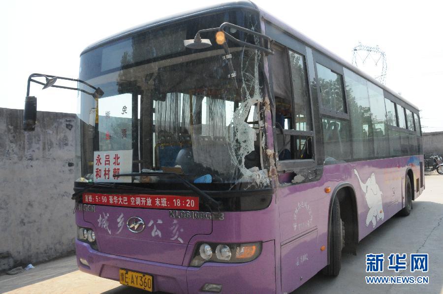 事發(fā)公交車(chē)左前方的擋風(fēng)玻璃破了一個(gè)大洞（8月20日攝）。