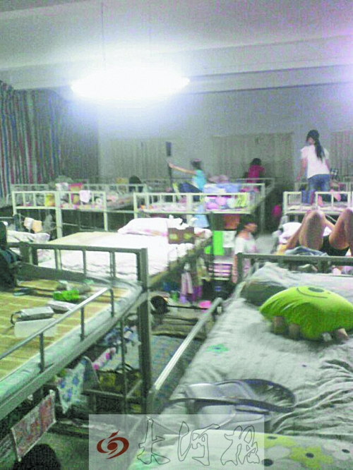 住在電教室里的女生們，擁擠不堪。