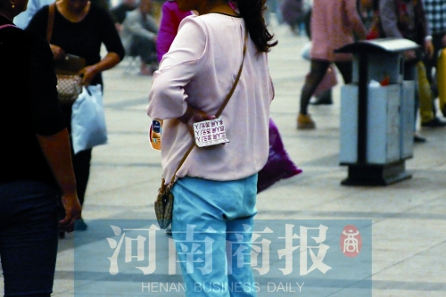 火車站廣場，一女子拿著寫有不同房型價位的卡片在拉客，不少市民抱怨，受過此類“騷擾”