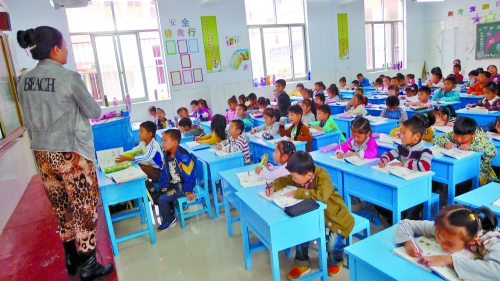 有的課桌直抵講臺(tái)，學(xué)生眼睛離黑板非常近。