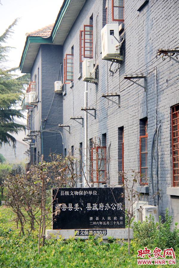 因?yàn)榭h委大院‘陳舊老土’,政府大院的蘇式建筑于2006年被列為縣級(jí)文物保護(hù)單位。