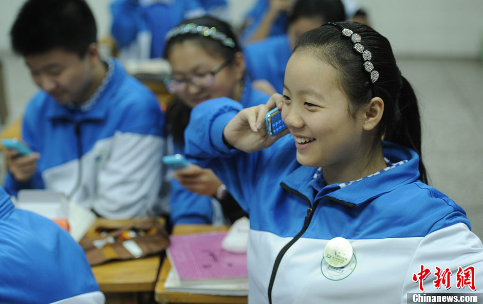 圖為一同學正在試手機的通話功能。