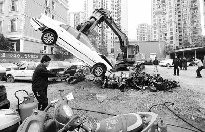  一輛走私寶馬轎車被銷毀。 記者金振強(qiáng) 攝