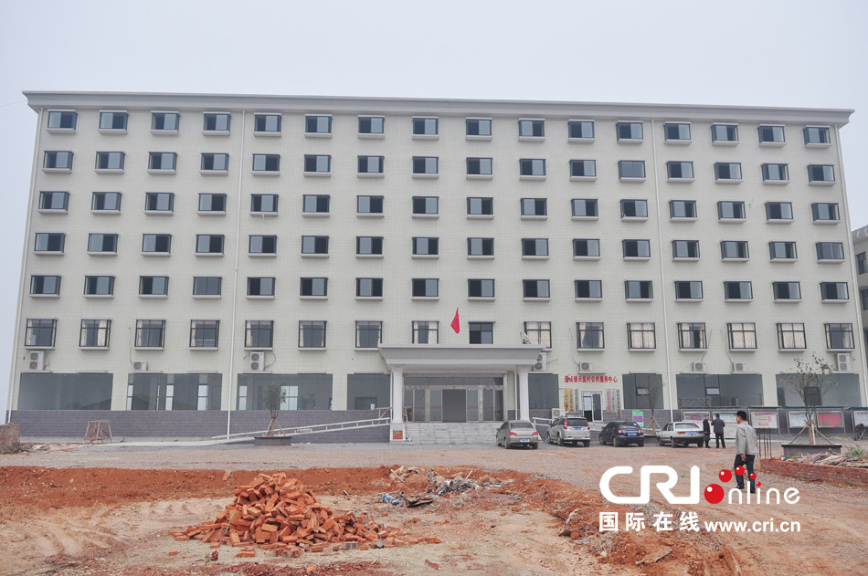 2013年10月21日，長(zhǎng)沙云蓋村欠債千萬(wàn)新建的豪華村部樓。