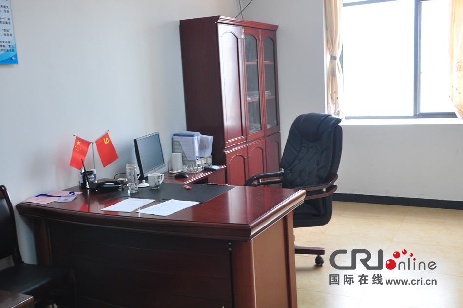 2013年10月21日，長(zhǎng)沙云蓋村欠債千萬(wàn)新建的豪華村部樓。