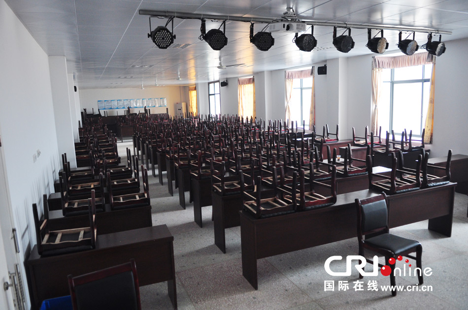 2013年10月21日，長(zhǎng)沙云蓋村欠債千萬(wàn)新建的豪華村部樓。