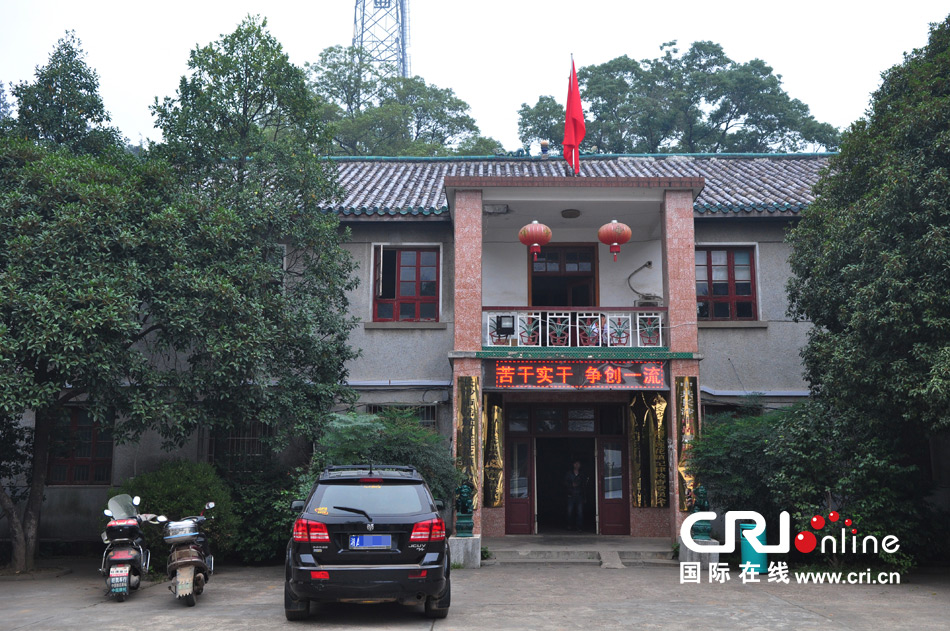 　2013年10月21日，這是蓮花鎮(zhèn)人民政府的辦公樓，和蓮花鎮(zhèn)云蓋村的辦公樓相比，寒酸不少。