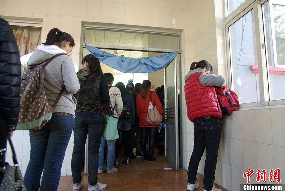 　10月26日上午10點多，北京香山路賞紅客摩肩接踵