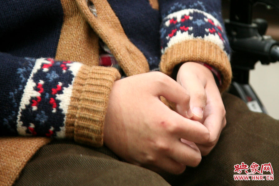 也許是對(duì)陌生人來訪的感受到了拘謹(jǐn)，王海龍的雙手僅僅的握著