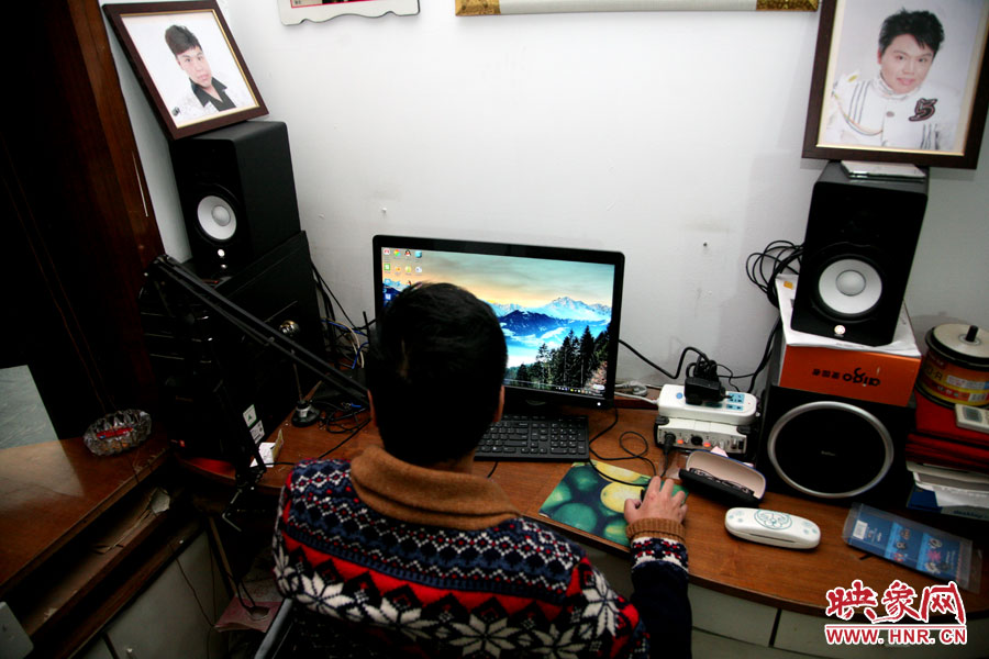 這張小小的工作臺(tái)就是海龍的一片小天地，他可以在這里練歌，也可在這里回味他的過去