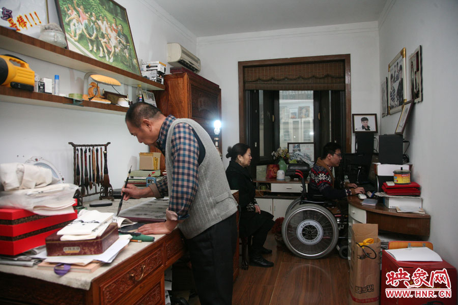 小小的書房里，爺孫三人在坐著各自的事情，姥爺在練書法，姥姥在旁專心的看著海龍，海龍?jiān)诒M情的歌唱