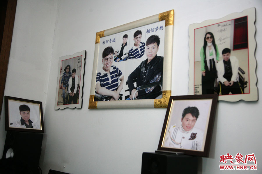 海龍的房間內(nèi)掛滿了這些年他走過的路程。