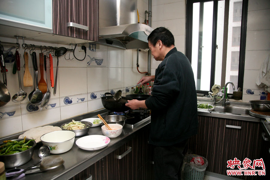 由于二老年齡也大了，于是姥姥的弟弟來住在家中幫忙照顧海龍