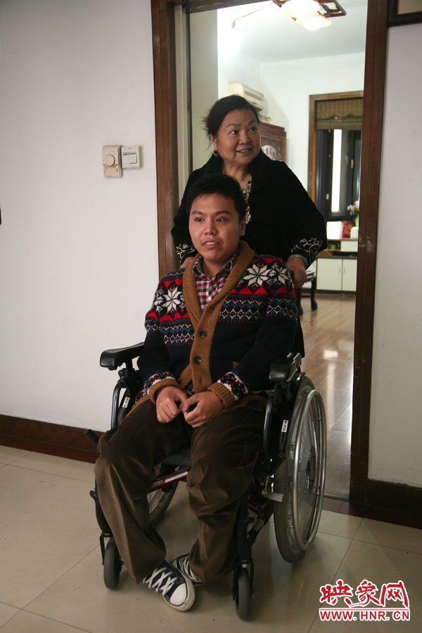 練完歌后，姥姥將海龍推了出來，因?yàn)樾袆?dòng)不便，海龍很少出門，他的活動(dòng)地方一般就是書房與客廳。