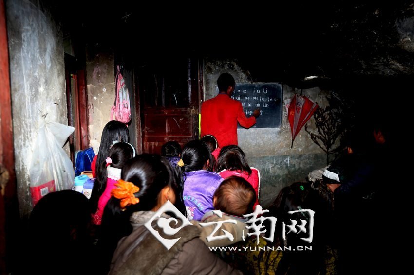 由于受到當(dāng)?shù)厝似缫暎箦伻Φ暮⒆觽儧]有外出求學(xué)的機(jī)會(huì)，只能在這樣的簡易房里學(xué)習(xí)