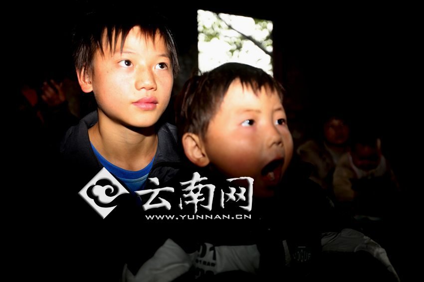 孩子認(rèn)真地跟著袁老師讀拼音。徐弘毅 攝