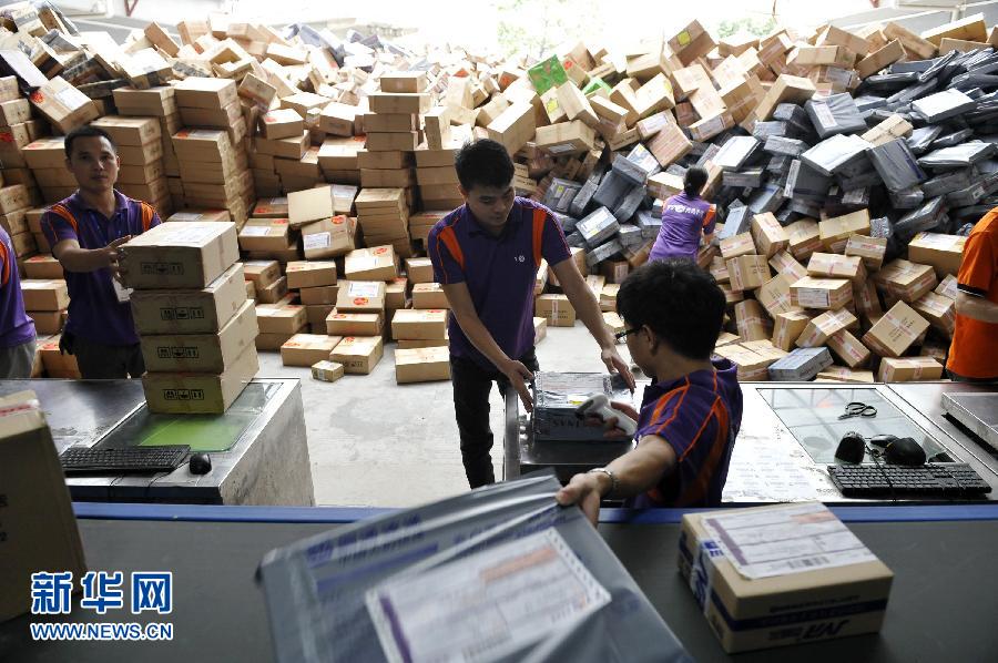 11月11日，在圓通公司廣州一處分揀站，工作人員加緊掃描快件。