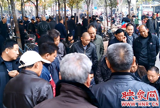 鄭州大石橋立交橋下人頭攢動(dòng) 鄭州大石橋立交橋下人頭攢動(dòng)